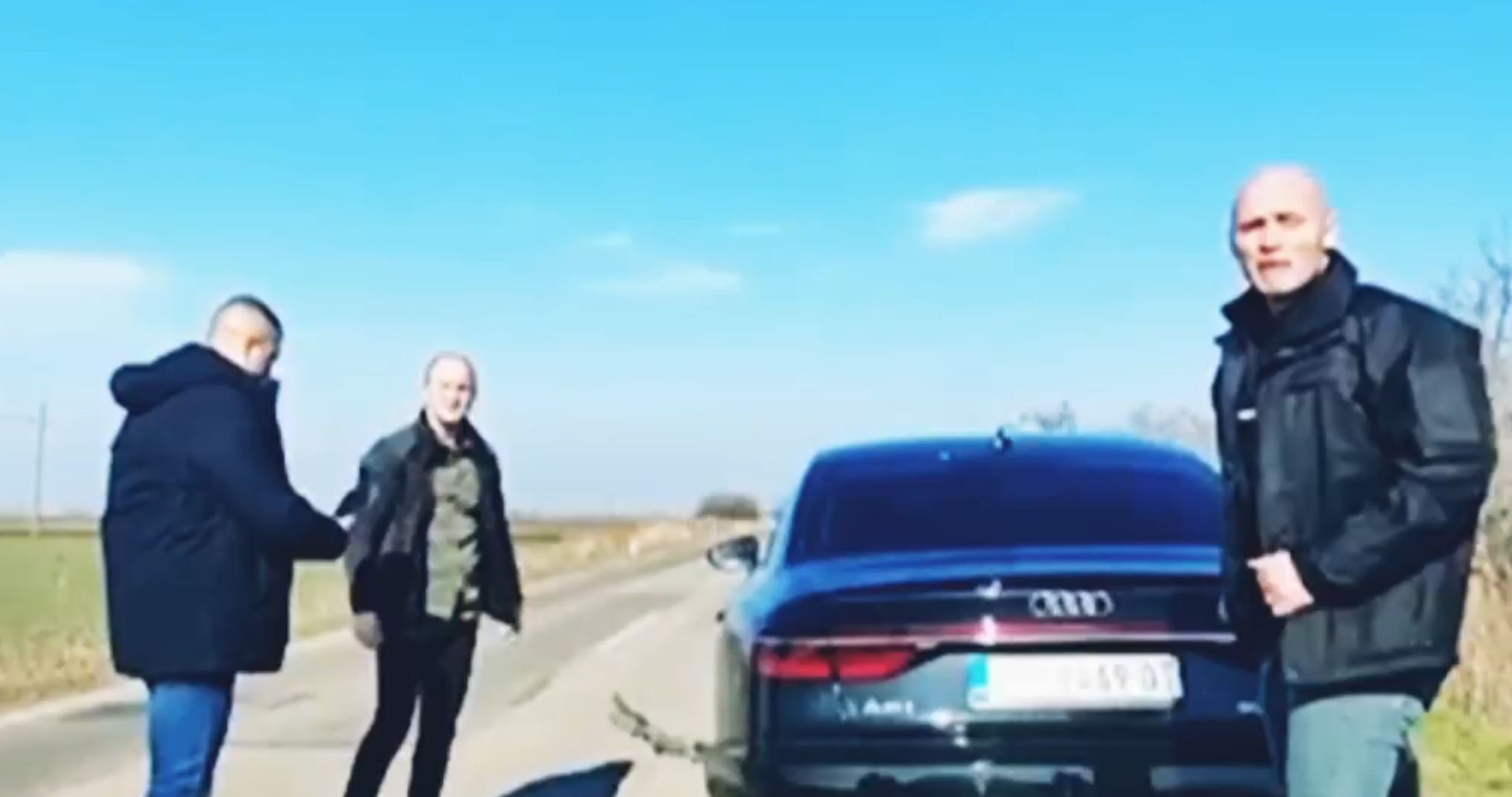 塞爾維亞總統武契奇乘坐的座駕上周六(8日)於北部地區一公路行駛途中發生意外,輪胎發生脫落,後方車隊的車Cam直擊其座駕一度失控,左搖右擺後急煞停,幸事件未造成傷亡,武契奇及隨行人員下車檢查狀況。(影片截圖)