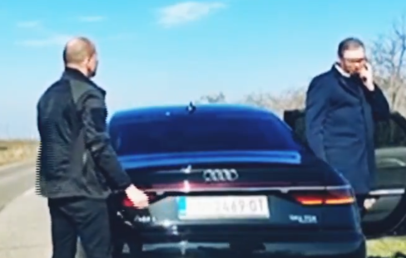 塞爾維亞總統武契奇乘坐的座駕上周六(8日)於北部地區一公路行駛途中發生意外,輪胎發生脫落,後方車隊的車Cam直擊其座駕一度失控,左搖右擺後急煞停,幸事件未造成傷亡,武契奇及隨行人員下車檢查狀況。(影片截圖)