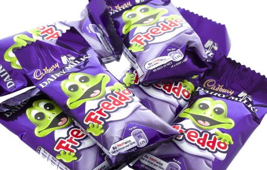 有商店把Freddo加價至1英鎊,成為網民抨擊財相的「武器」。(互聯網)