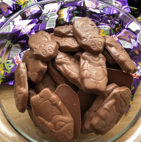 有商店把Freddo加價至1英鎊,成為網民抨擊財相的「武器」。(互聯網)