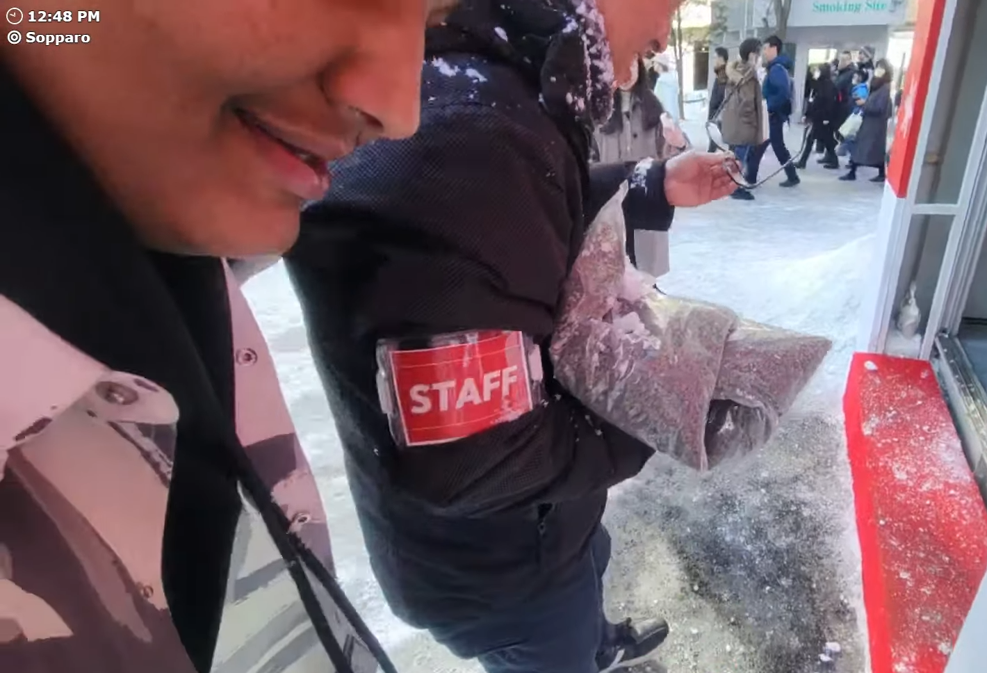 DBR6還向義工裝作友好。(影片截圖)