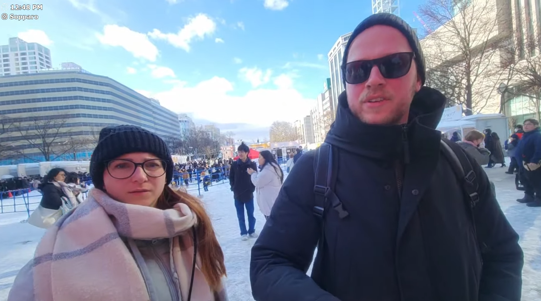 兩名德國遊客上前干涉。(影片截圖)