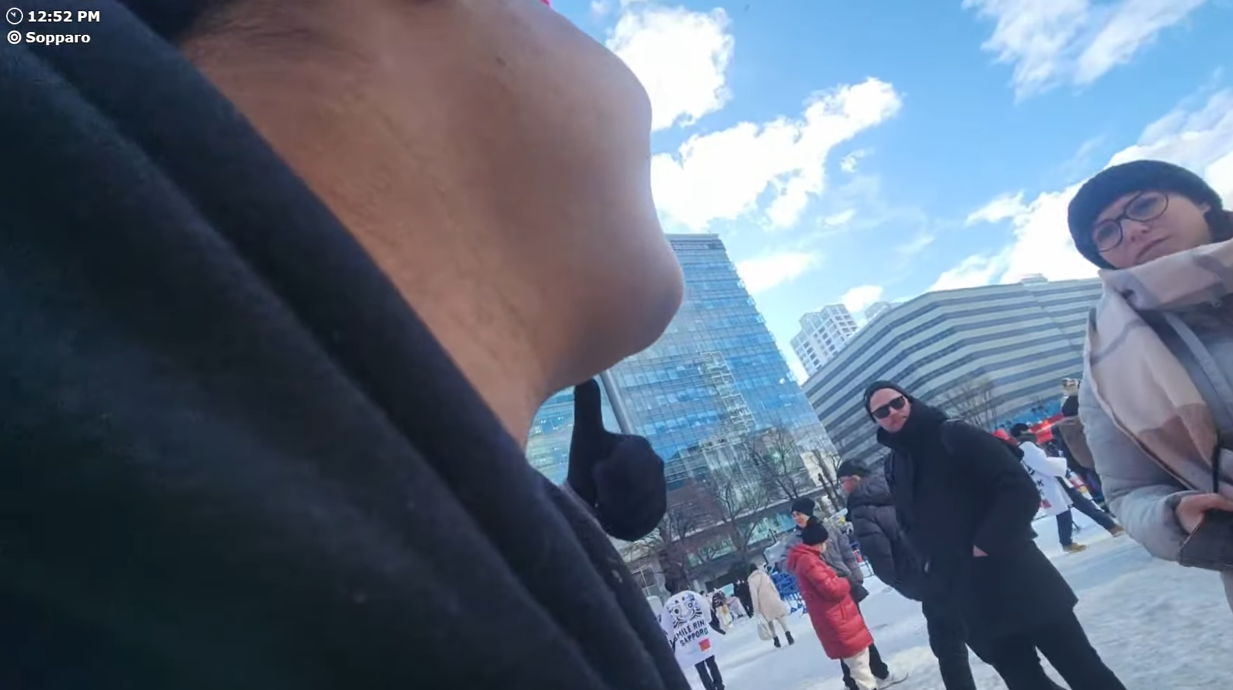 兩名德國遊客拍下DBR6的相片時他還非常囂張。(影片截圖)