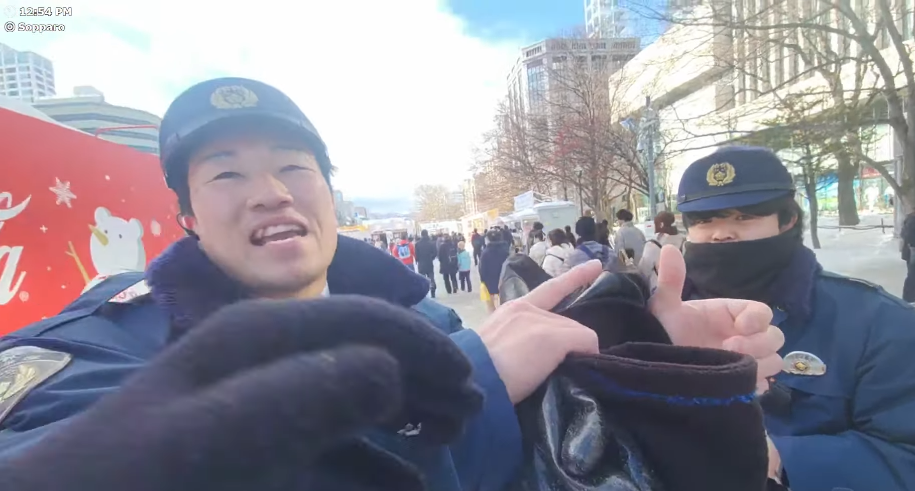 兩名警察沒有作出處理就放行。(影片截圖)