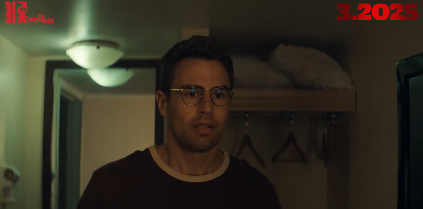 英國男神Theo James在《猴》中一人分飾兩角。