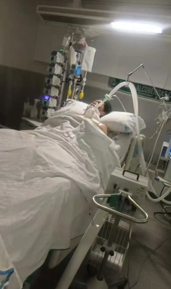 郭嘉璇兄長在社交平台發文,指郭嘉璇被當地醫院認定腦死亡,根據當地法律需驗屍;惟家人希望將他回國搶救,同時斥北京足協和北京國安未有承諾負擔治療費用,事件引發內地球迷廣泛關注。(小紅書)