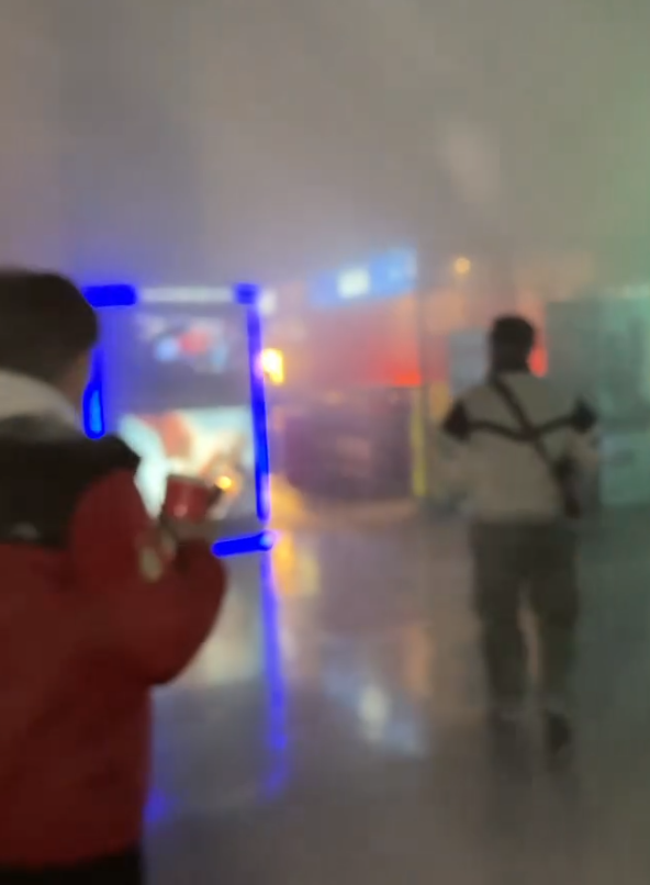 台灣台中市新光三越百貨公司發生氣體爆炸,現場煙塵四散,不少人逃離。(影片截圖)