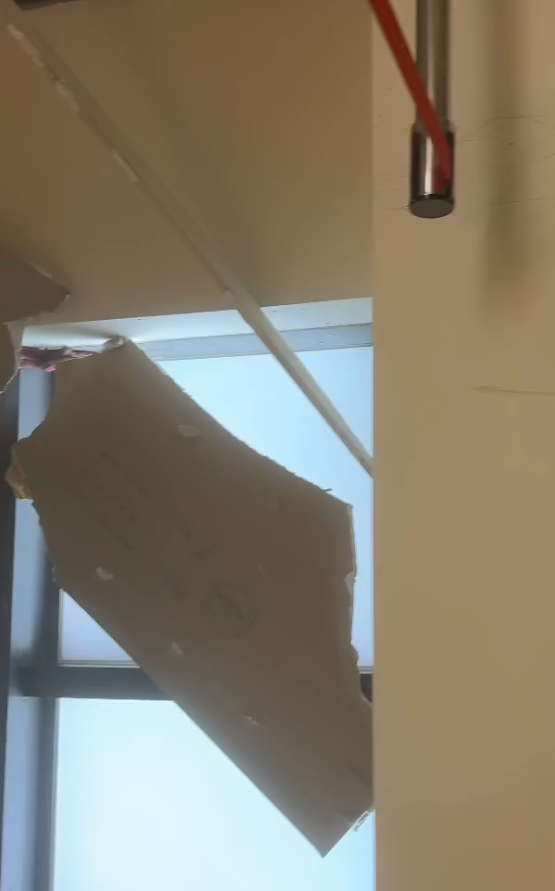 台灣台中市新光三越百貨公司發生氣體爆炸,現場煙塵四散,不少人逃離。(影片截圖)