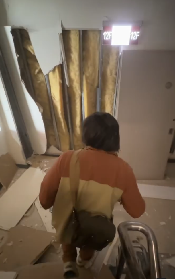 台灣台中市新光三越百貨公司發生氣體爆炸,現場煙塵四散,不少人逃離。(影片截圖)