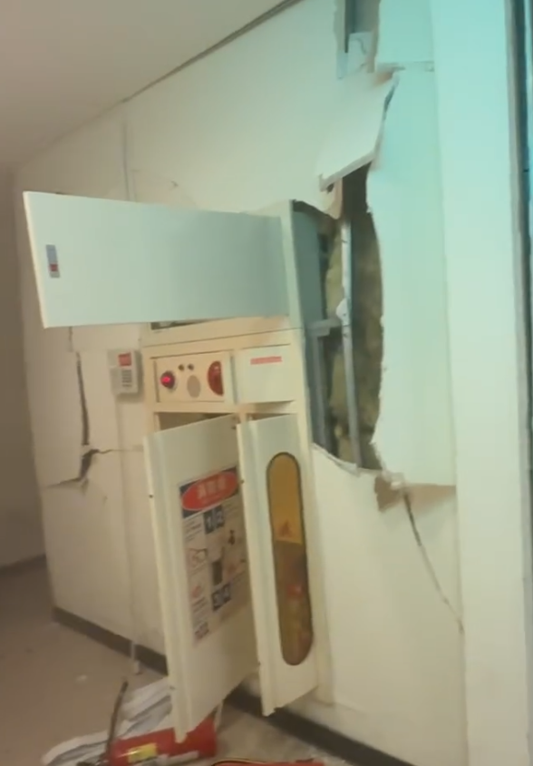 台灣台中市新光三越百貨公司發生氣體爆炸,現場煙塵四散,不少人逃離。(影片截圖)