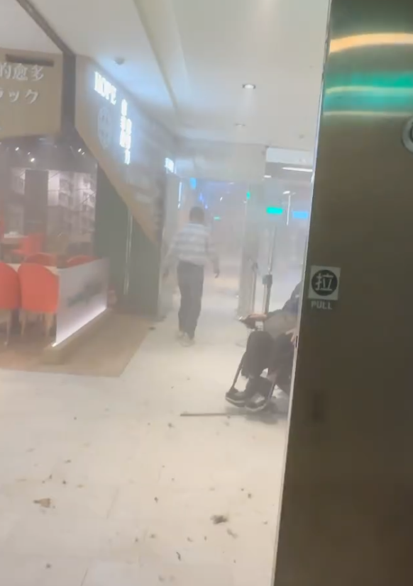 台灣台中市新光三越百貨公司發生氣體爆炸,現場煙塵四散,不少人逃離。(影片截圖)