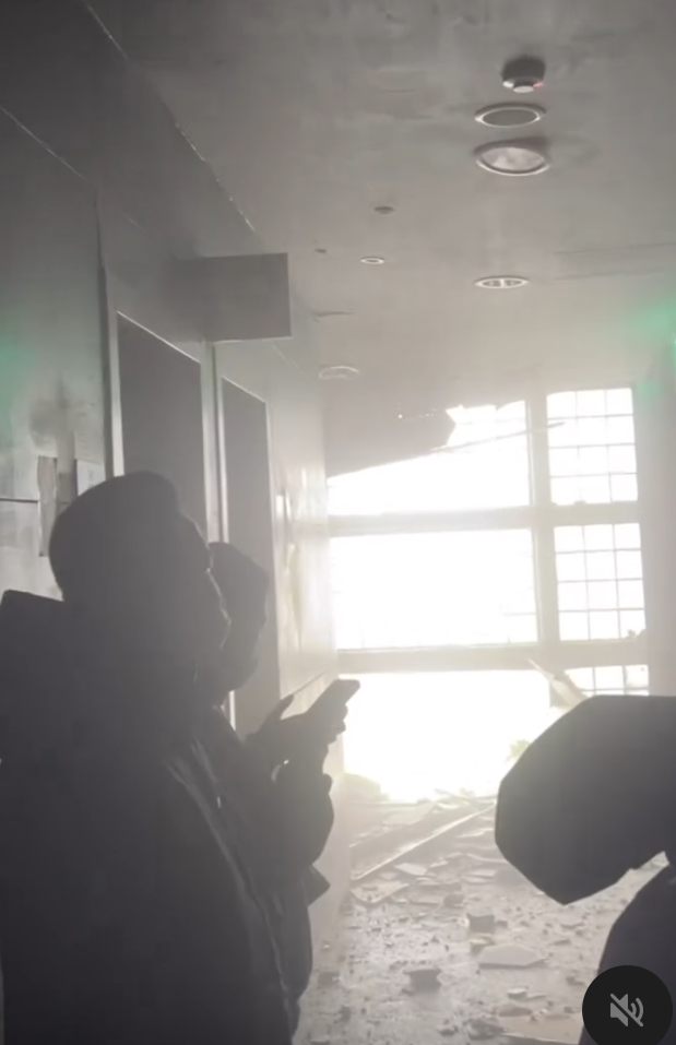 台灣台中市新光三越百貨公司發生氣體爆炸,現場煙塵四散,不少人逃離。(影片截圖)