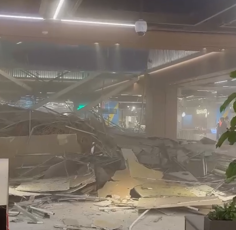 台灣台中市新光三越百貨公司發生氣體爆炸,現場煙塵四散,不少人逃離。(影片截圖)