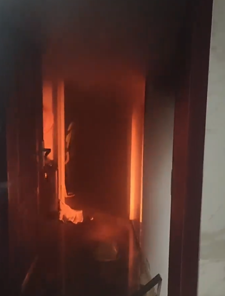 安徽省合肥工業大學的學生宿舍日前發生火災,起因竟是因為一名男學生在宿舍「享用」充氣娃娃,結果室友卻提前返回宿舍。因此讓他相當緊張,直接將充氣娃娃放火燒「毀屍滅跡」,所幸火勢及時撲滅,並無造成任何人傷亡。