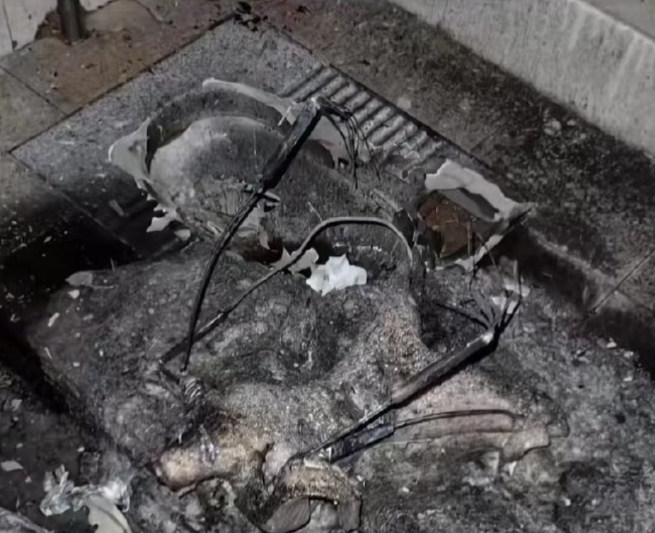 從曝光的畫面看,充氣娃娃是在宿舍廁格被燒毀。