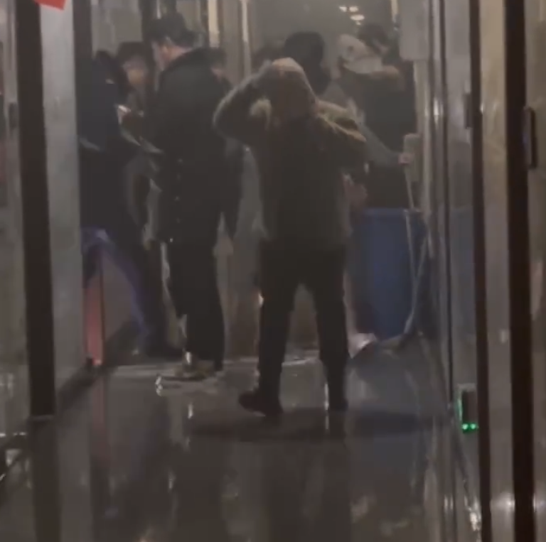 安徽省合肥工業大學的學生宿舍日前發生火災,起因竟是因為一名男學生在宿舍「享用」充氣娃娃,結果室友卻提前返回宿舍。因此讓他相當緊張,直接將充氣娃娃放火燒「毀屍滅跡」,所幸火勢及時撲滅,並無造成任何人傷亡。