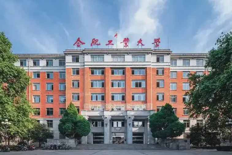 安徽省合肥工業大學的學生宿舍日前發生火災,起因竟是因為一名男學生在宿舍「享用」充氣娃娃,結果室友卻提前返回宿舍。因此讓他相當緊張,直接將充氣娃娃放火燒「毀屍滅跡」,所幸火勢及時撲滅,並無造成任何人傷亡。