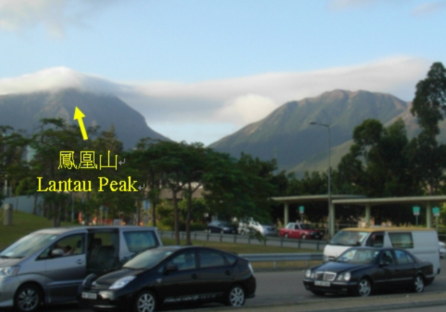 2009年11月10日停留於鳳凰山的山帽雲(天文台網站)