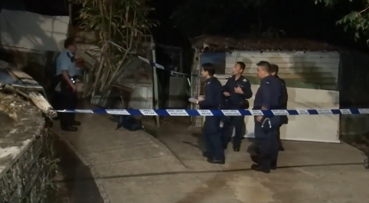 長洲信義村一個女人被發現伏屍菜田樓梯。警員圍封現場,又在附近一帶蒐證。(有線新聞畫面)