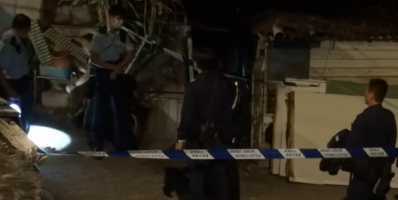 長洲信義村一個女人被發現伏屍菜田樓梯。警員圍封現場,又在附近一帶蒐證。(有線新聞畫面)