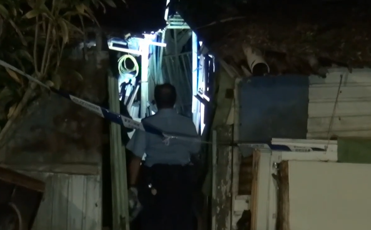 長洲信義村一個女人被發現伏屍菜田樓梯。警員圍封現場,又在附近一帶蒐證。(有線新聞畫面)