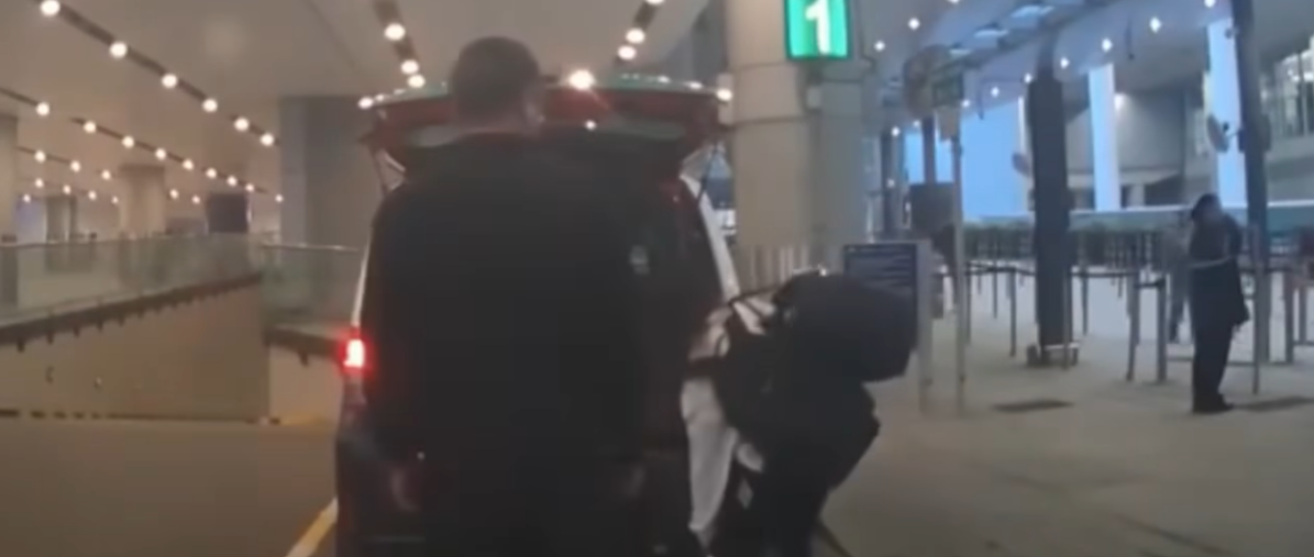 該名女乘客攜帶數件大型行李。(網上影片截圖)