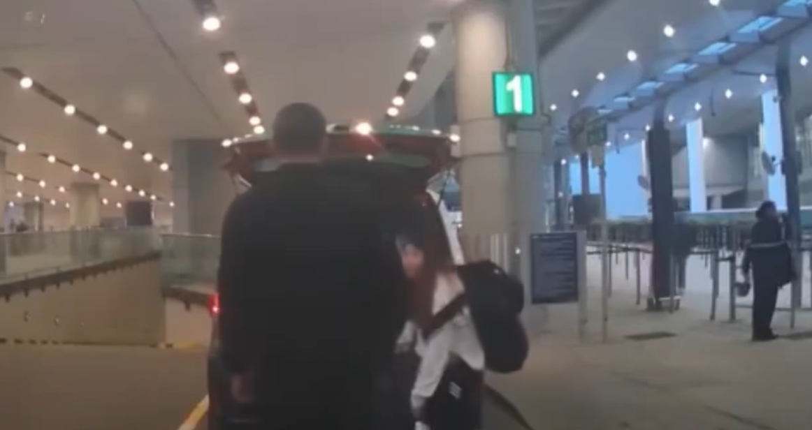 女乘客示意請司機協助。(網上影片截圖)