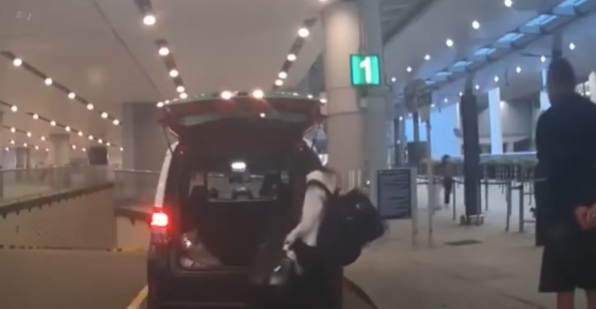 司機選擇站在一旁。(網上影片截圖)