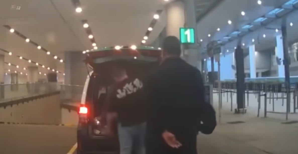 暖男出手相助。(網上影片截圖)