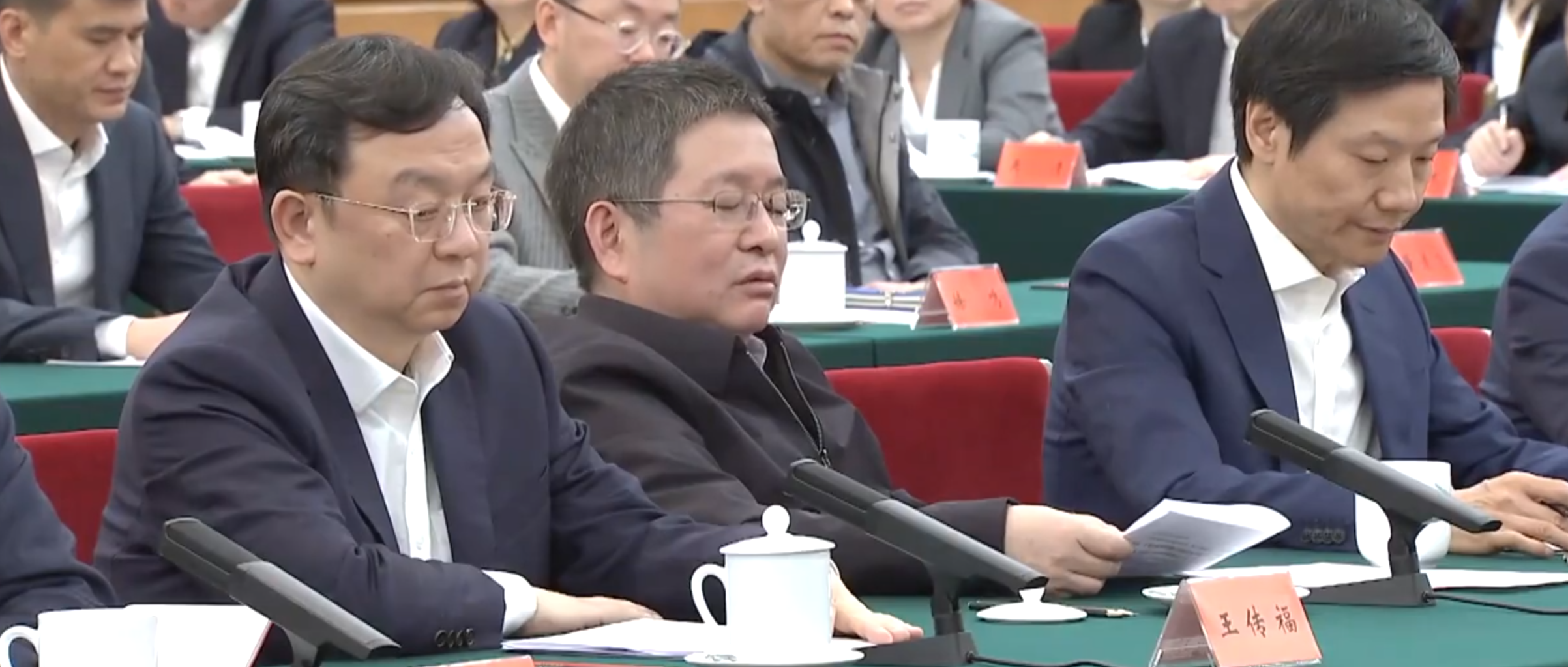 現場影片顯示多間企業創辦人都有出席,包括阿里巴巴的馬雲、小米的雷軍、華為的任正非、比亞迪的王傳福、寧德時代的曾毓群等。(影片截圖)