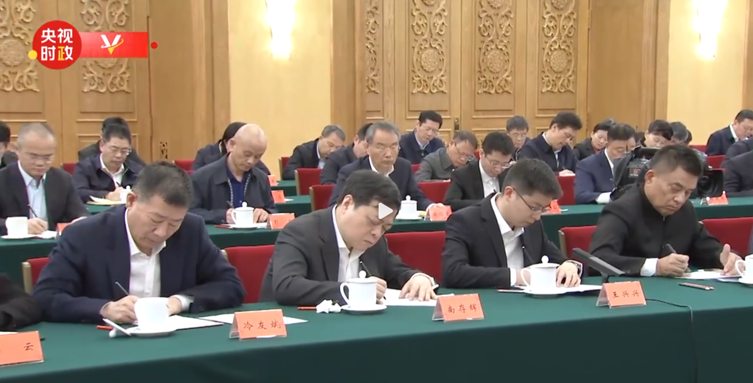 現場影片顯示多間企業創辦人都有出席,包括阿里巴巴的馬雲、小米的雷軍、華為的任正非、比亞迪的王傳福、寧德時代的曾毓群等。(影片截圖)