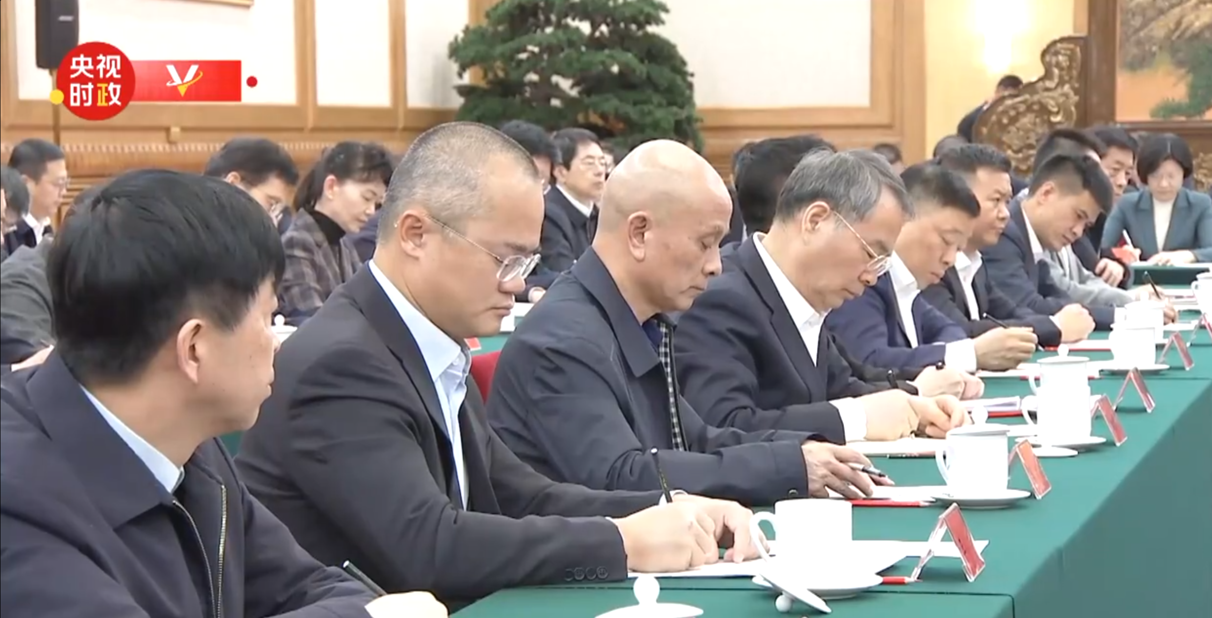 現場影片顯示多間企業創辦人都有出席,包括阿里巴巴的馬雲、小米的雷軍、華為的任正非、比亞迪的王傳福、寧德時代的曾毓群等。(影片截圖)