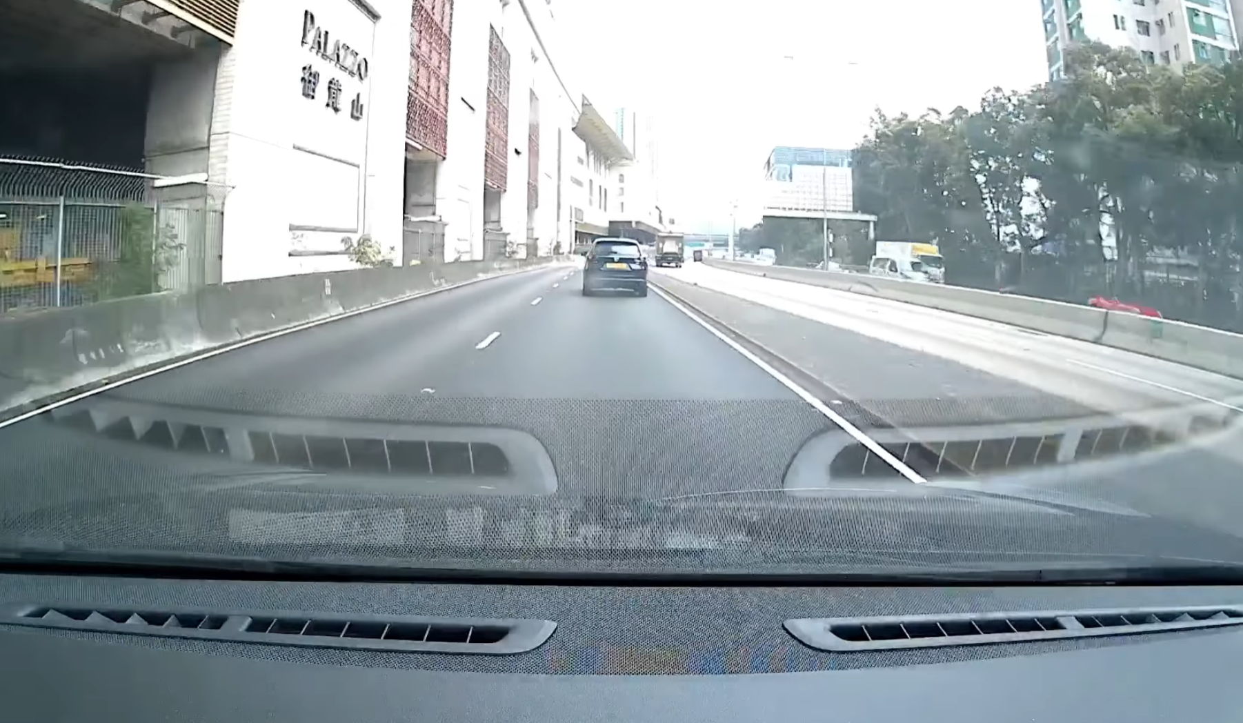 一支銀色條狀物垂直飛墮,「嘭」一聲擊中車頭位置,再彈上擋風玻璃。(facebook香港突發事故報料區影片截圖)