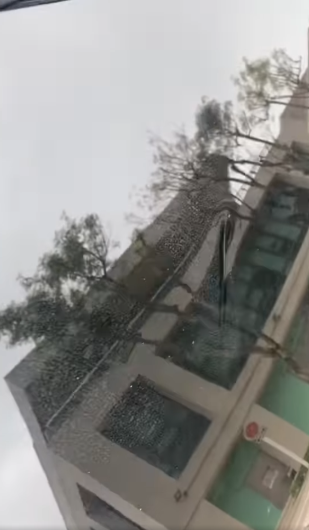 司機下車後展示3支扭曲變形的條狀物,近鏡所見為鋁條,私家車車頭冚及擋風玻璃有刮花損毀㾗迹。(facebook香港突發事故報料區影片截圖)