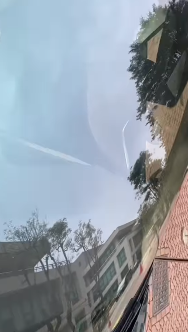 司機下車後展示3支扭曲變形的條狀物,近鏡所見為鋁條,私家車車頭冚及擋風玻璃有刮花損毀㾗迹。(facebook香港突發事故報料區影片截圖)