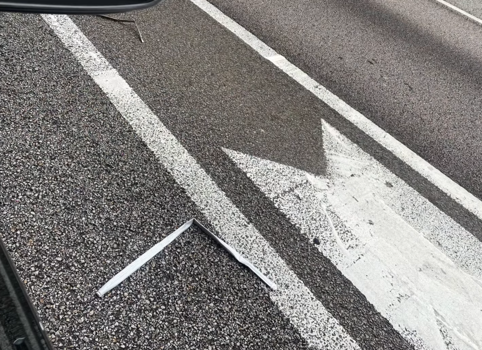 一支銀色條狀物垂直飛墮,「嘭」一聲擊中車頭位置,再彈上擋風玻璃。(facebook香港突發事故報料區影片截圖)