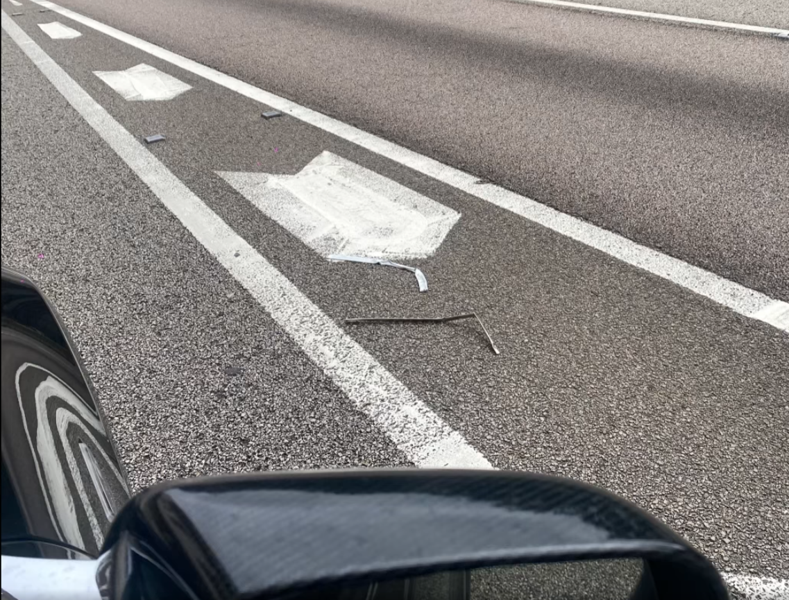 一支銀色條狀物垂直飛墮,「嘭」一聲擊中車頭位置,再彈上擋風玻璃。(facebook香港突發事故報料區影片截圖)