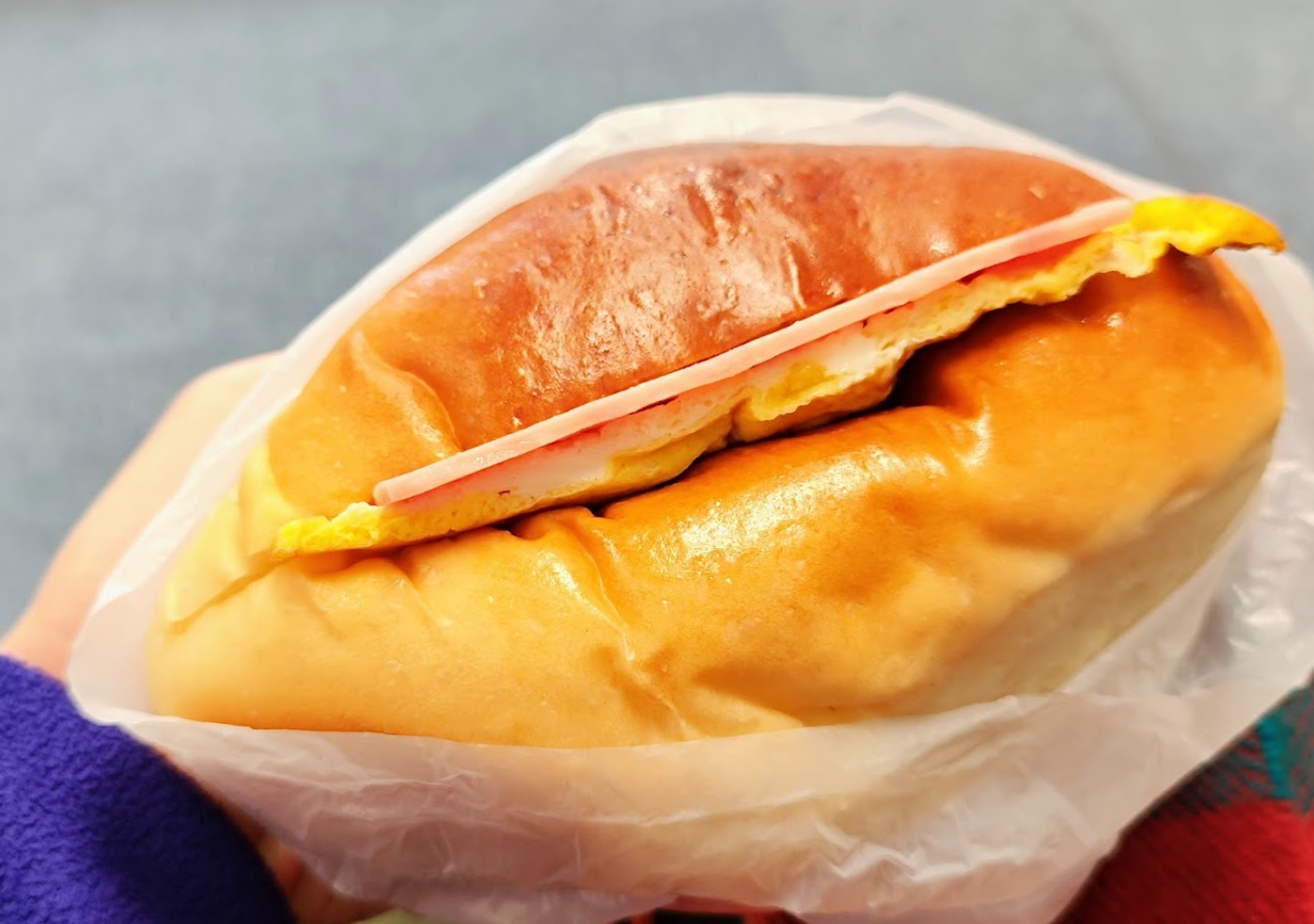 新鳳凰餅店將於三月尾結業。其中以香軟麵包夾著新鮮煎蛋及火腿的腿蛋包為「鎮店之寶」生招牌。(Google圖片)