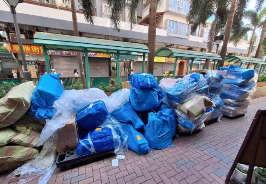 立法會議員江玉歡表示,自提店愈開愈多,一包包貨品多到要放在店外行人路上,是香港零售業蕭條其中一個主因。(網上圖片)