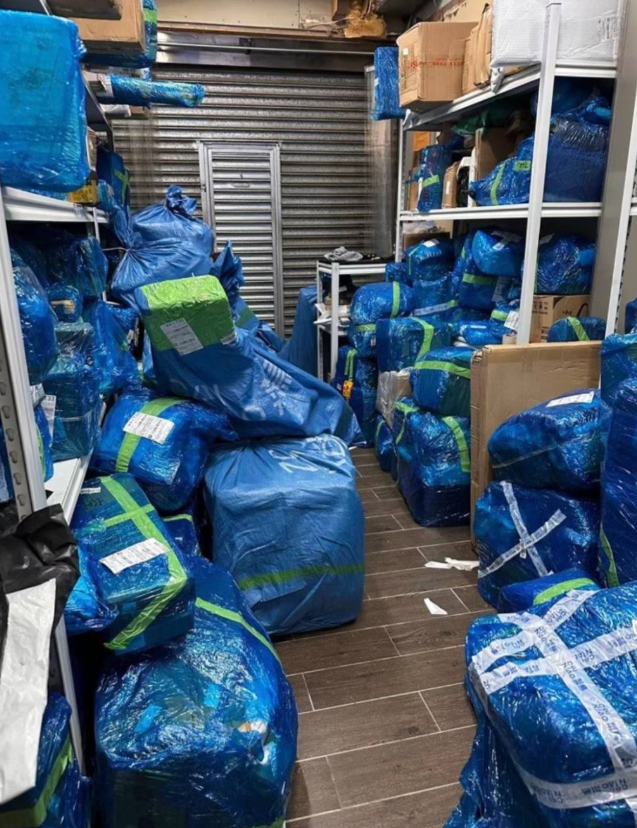 立法會議員江玉歡表示,自提店愈開愈多,一包包貨品多到要放在店外行人路上,是香港零售業蕭條其中一個主因。(網上圖片)