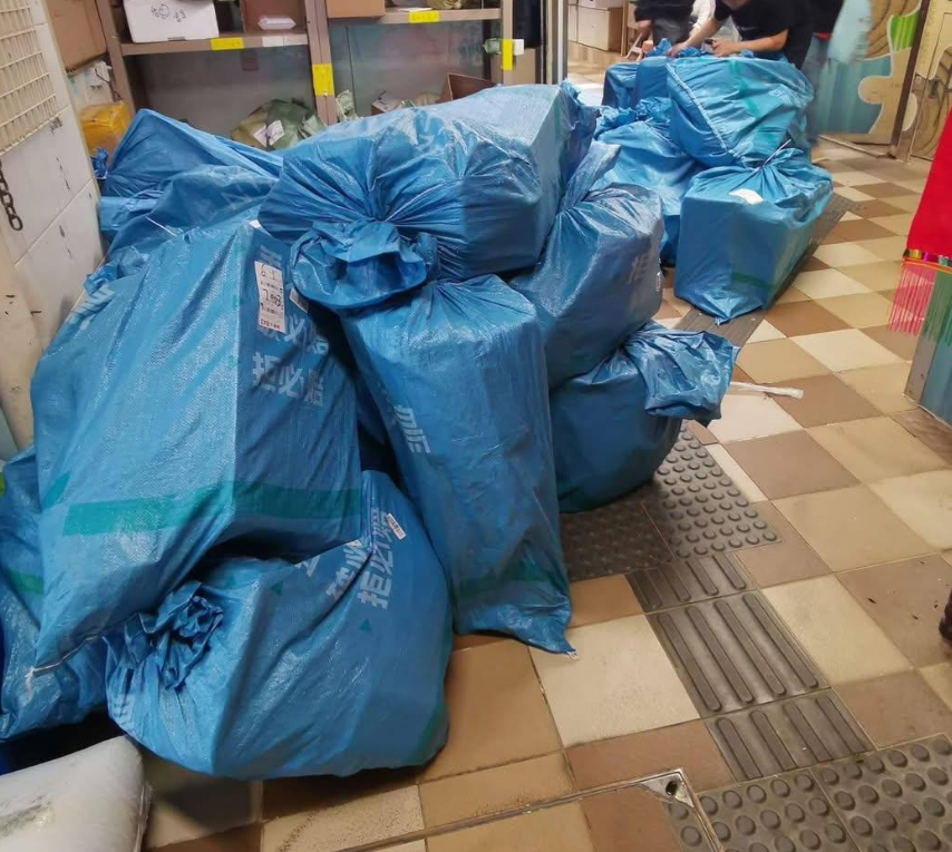 立法會議員江玉歡表示,自提店愈開愈多,一包包貨品多到要放在店外行人路上,是香港零售業蕭條其中一個主因。(網上圖片)