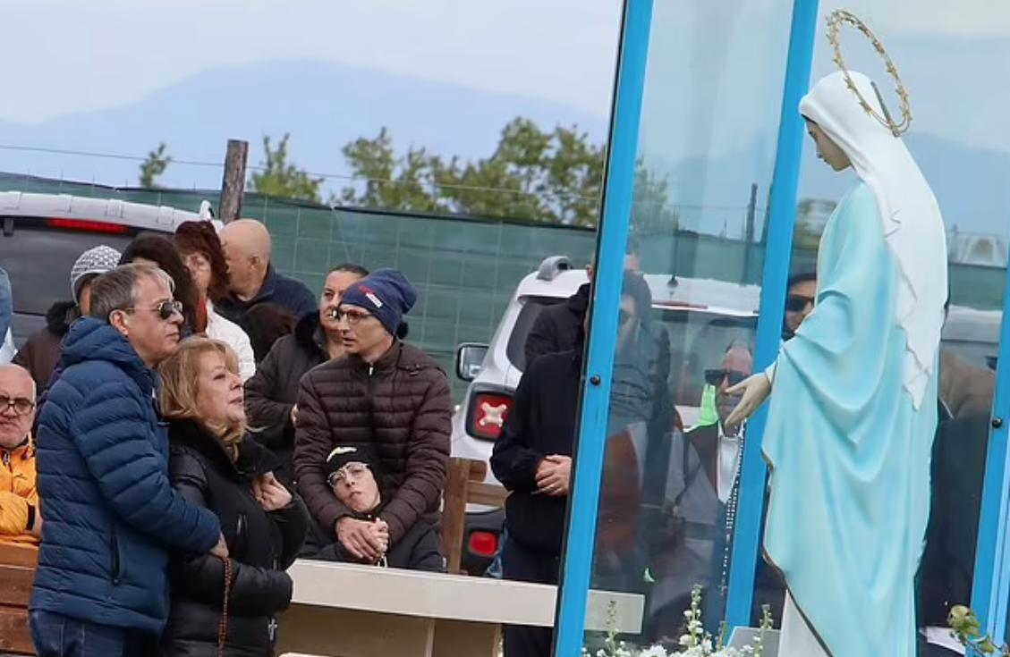 該聖母像放置在一玻璃箱內。(互聯網)