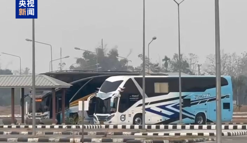 緬甸開始移交首批在電訊詐騙園區工作的數百名中國人,他們將經泰國遣返中國。中方包機早上抵達泰國,接回從園區遣返的中國籍人員。(央視畫面)