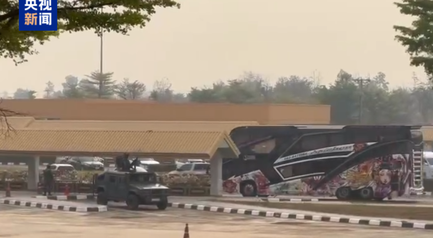 緬甸開始移交首批在電訊詐騙園區工作的數百名中國人,他們將經泰國遣返中國。中方包機早上抵達泰國,接回從園區遣返的中國籍人員。(央視畫面)