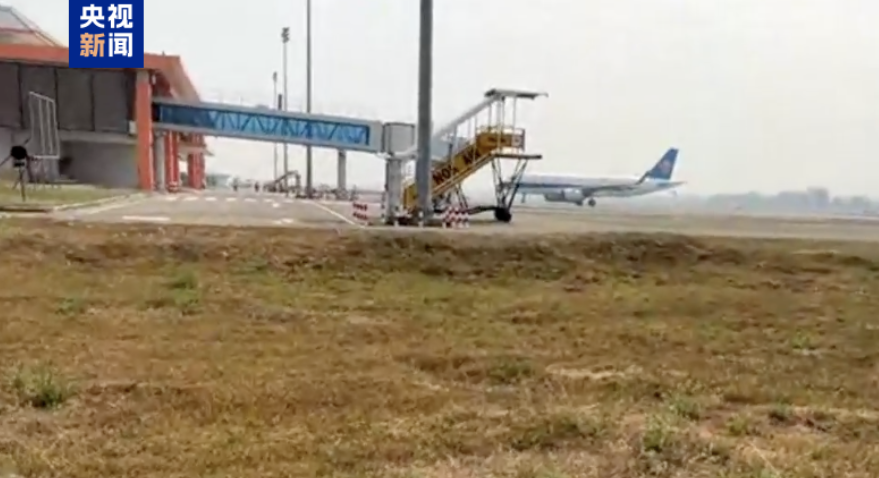 緬甸開始移交首批在電訊詐騙園區工作的數百名中國人,他們將經泰國遣返中國。中方包機早上抵達泰國,接回從園區遣返的中國籍人員。(央視畫面)