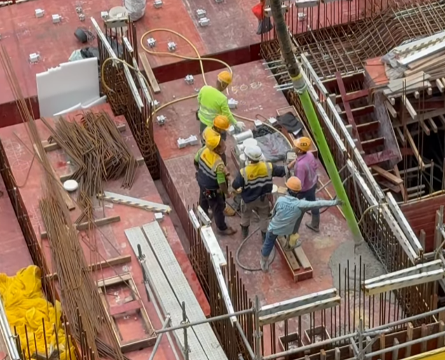 片段一開始聽到粗口滿天飛,兩男口角及互相指罵「問候」,其他工友做和事佬,另一工人則倒石屎。(facebook「X官塘老X群組」)