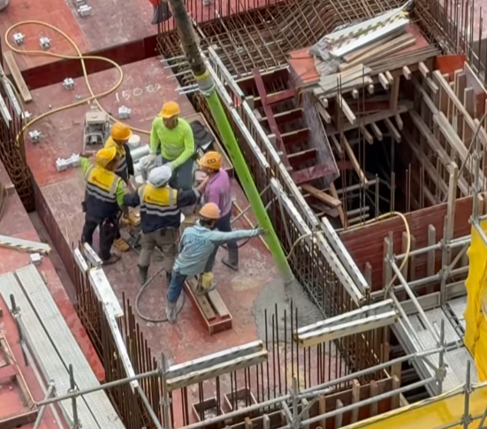 片段一開始聽到粗口滿天飛,兩男口角及互相指罵「問候」,其他工友做和事佬,另一工人則倒石屎。(facebook「X官塘老X群組」)