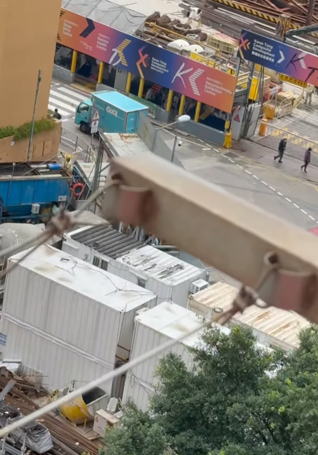 片段一開始聽到粗口滿天飛,兩男口角及互相指罵「問候」,其他工友做和事佬,另一工人則倒石屎。(facebook「X官塘老X群組」)