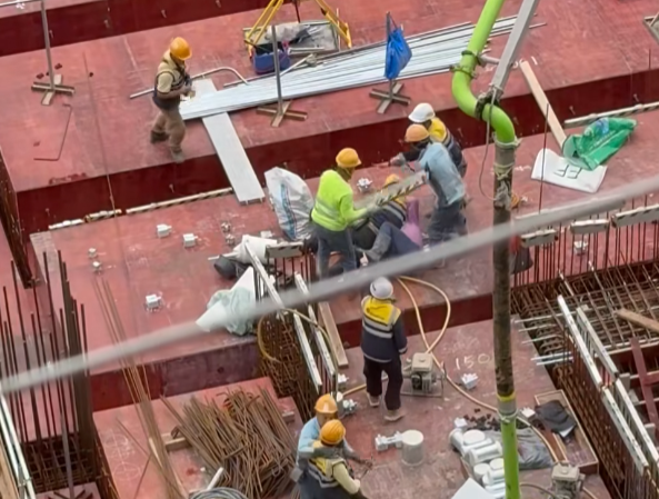 另一片段只見四名工人混戰,有人擸起金屬板施襲,及後兩人一組扭作一團如打摔角,其他工友將各人拉開,有疑似管工級人士聽取雙方不滿調停。(facebook「X官塘老X群組」)