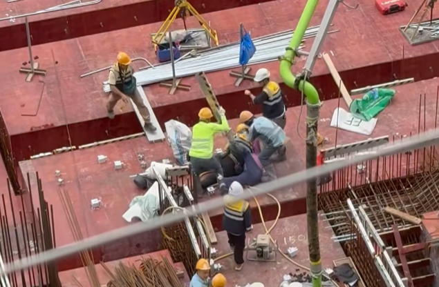 另一片段只見四名工人混戰,有人擸起金屬板施襲,及後兩人一組扭作一團如打摔角,其他工友將各人拉開,有疑似管工級人士聽取雙方不滿調停。(facebook「X官塘老X群組」)